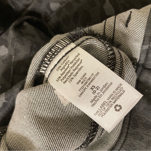 Time And Tru | NWT Women’s Animal Print High Rise Stretch Fitted Jeans - Picture 6 of 10